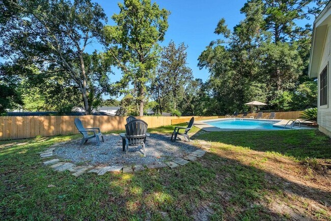 Building Photo - 890 Richardson Rd