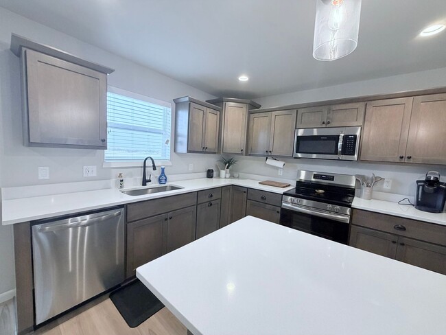 Building Photo - 3 Bed / 2.5 Bath Brand New House in Waunakee, WI!