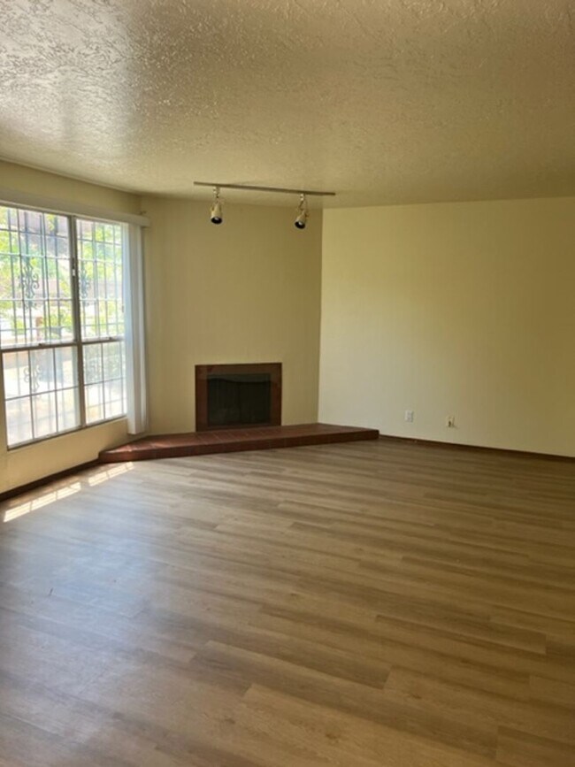 Building Photo - Charming Townhouse Complex . This diamond ...