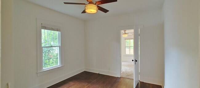 Building Photo - Adorable Red Bank Home!