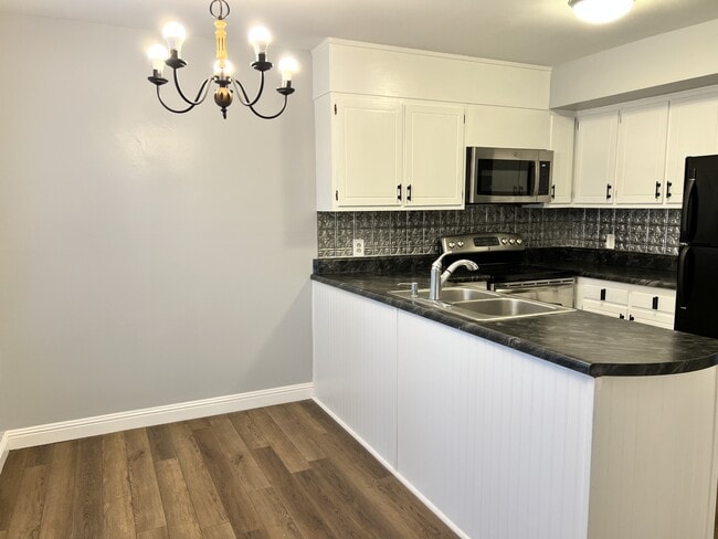 Building Photo - 303 E Montcastle Dr