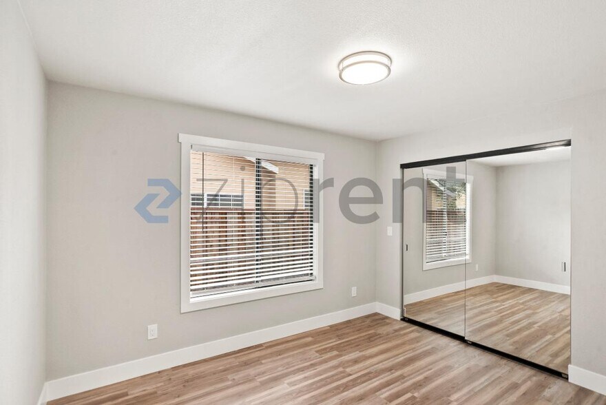 Building Photo - Unit