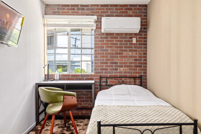 Building Photo - 10777 Ashton Ave