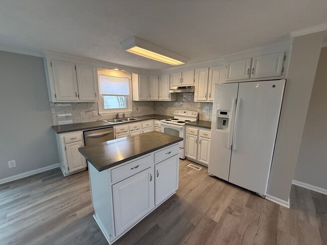 Building Photo - Waterfront Gem with amazing views!