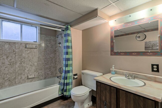 Building Photo - 2 Bedroom Ranch in Loveland with finished ...