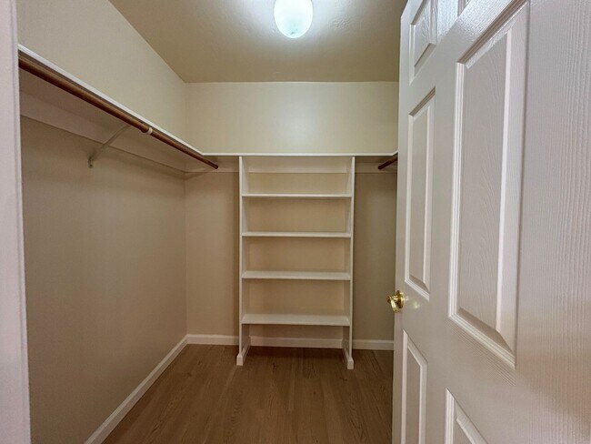 Building Photo - Updated 3BR Townhome in Forest Knolls with parking
