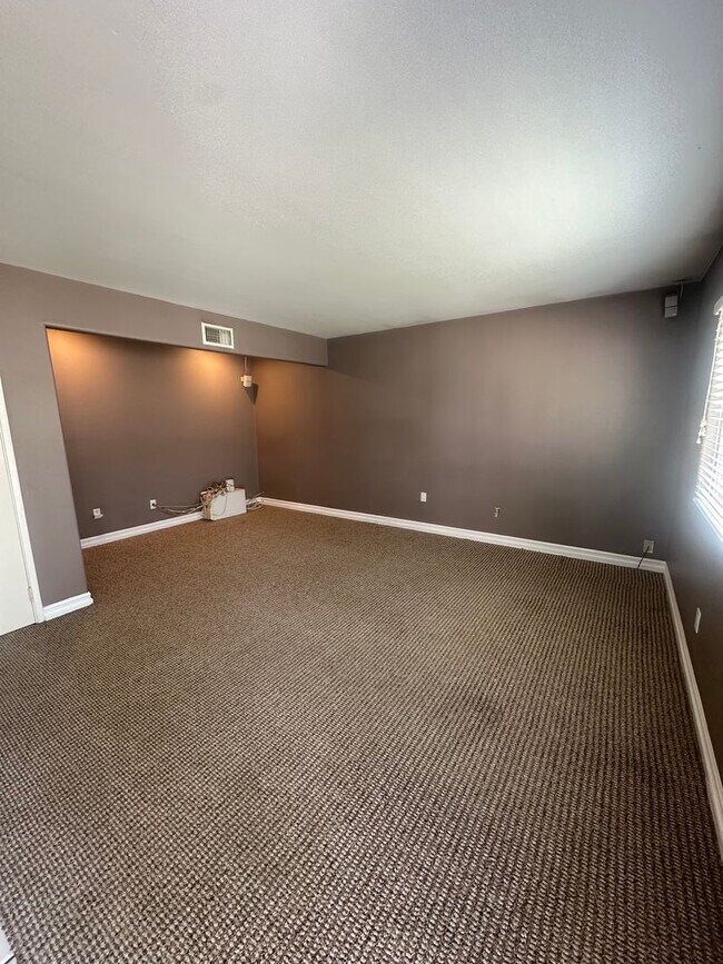 Building Photo - Beautifully landscaped 3BR/2BA house in La...