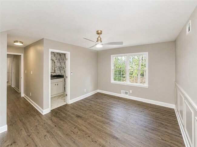 Building Photo - 4521 S Roberts Dr