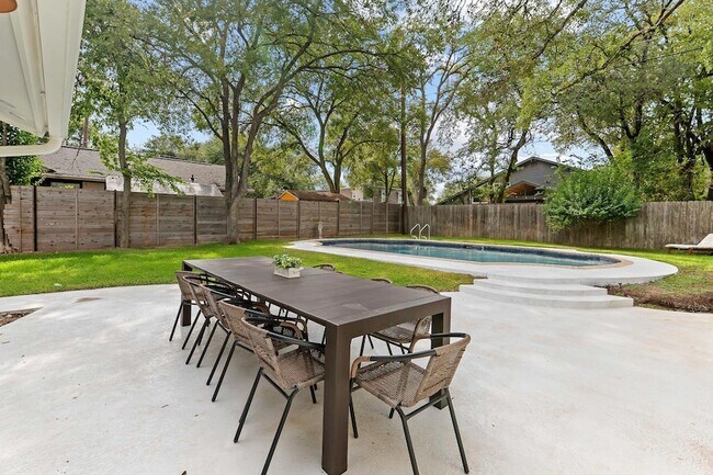 Building Photo - 8806 Ridgehill Dr