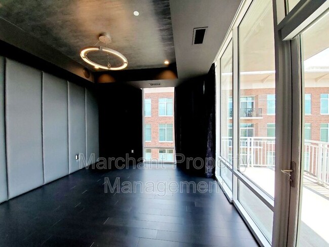 Building Photo - 220 Riverplace