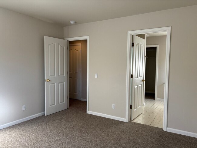 Building Photo - 3 BR/2.5 BA Townhouse