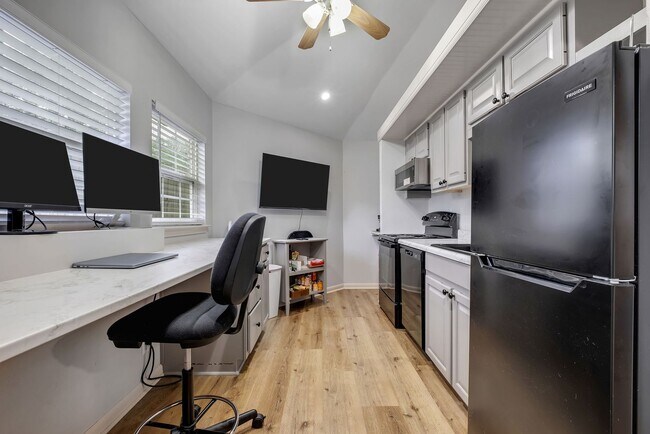 Building Photo - Old Town Furnished Studio Unit