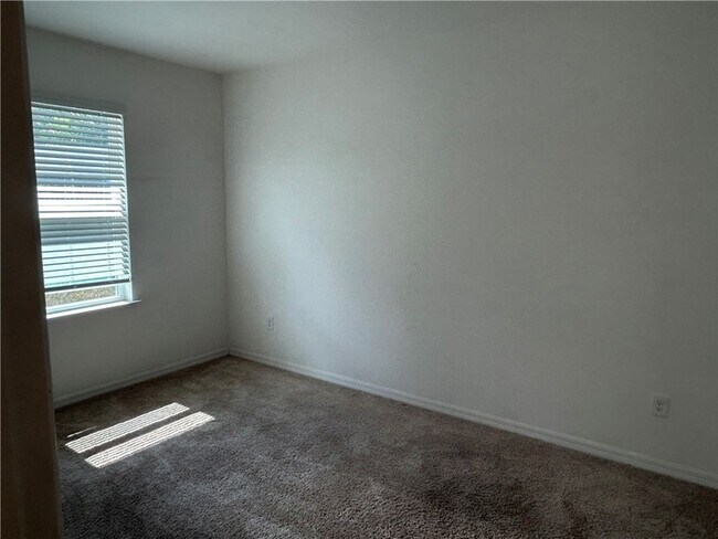 Building Photo - 742 Forster Ave