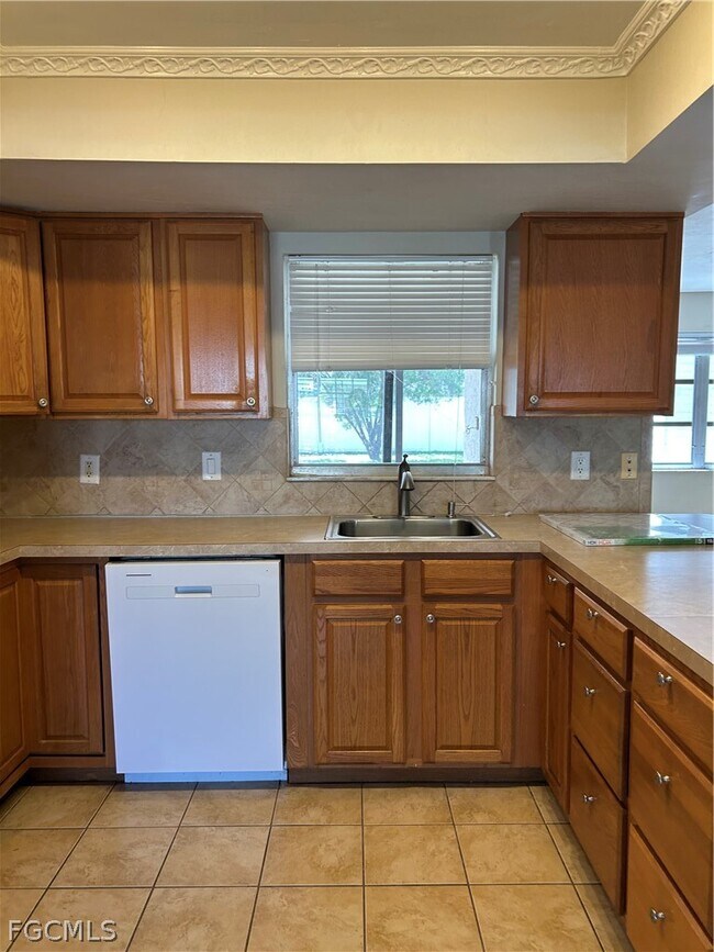 Building Photo - 2128 SE 4th St