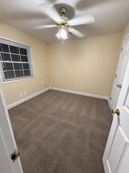 Building Photo - 209 Vineland Dr