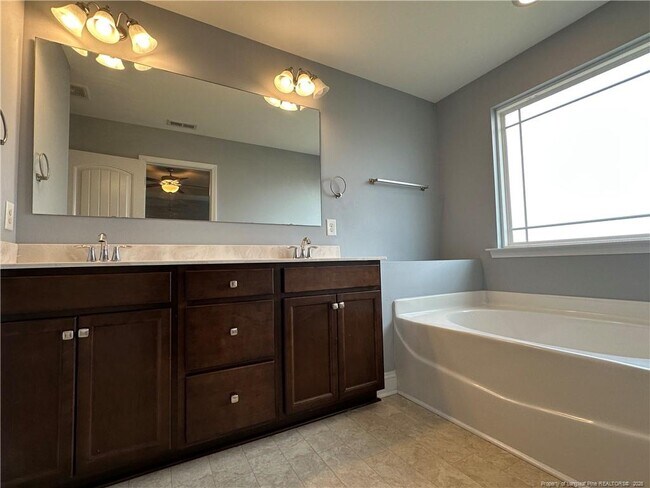 Building Photo - 2149 Heathcote Dr