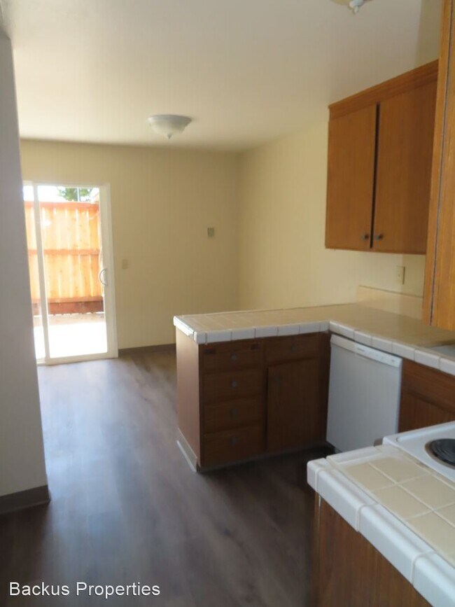 Building Photo - 2 br, 1.5 bath House - 915-7 Acosta Plaza