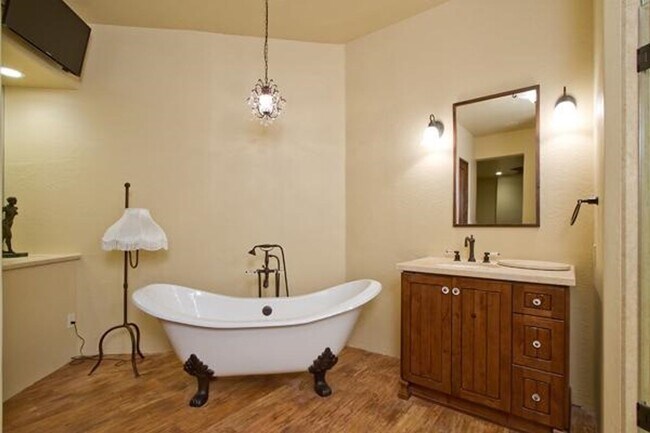 Building Photo - On GOLF COURSE LOT - 3 Bed/3Bath GATED Com...