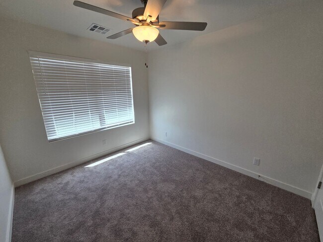 Building Photo - 1471 E White Desert Dr