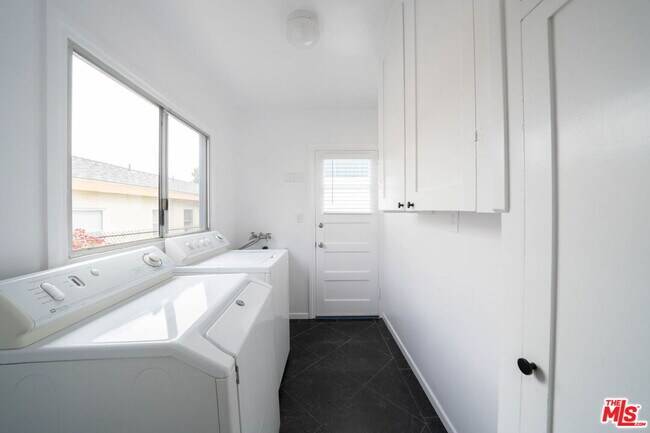 Building Photo - 1022 21st St