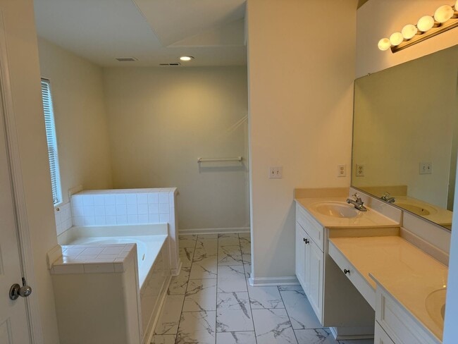 Building Photo - VILLAS AT LAKE LAWSON