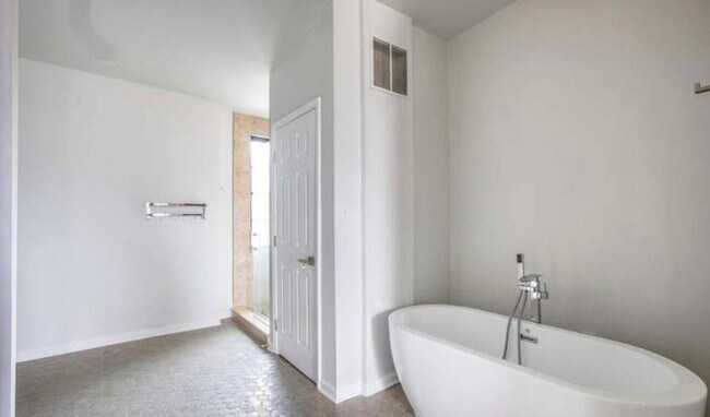 Building Photo - 815 N Calhoun St