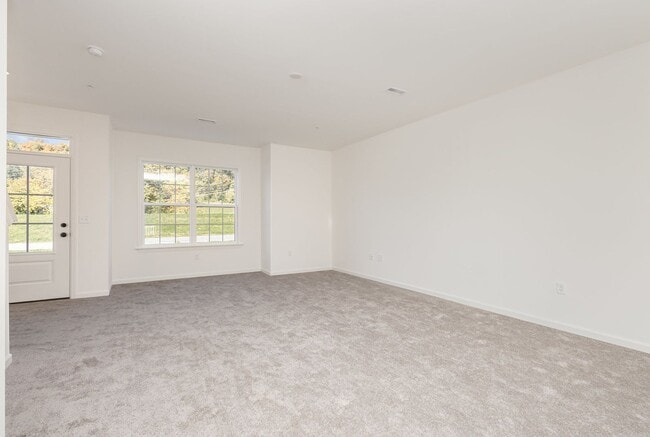 Building Photo - Move in by 12/1/24 for HALF OFF FIRST MONT...
