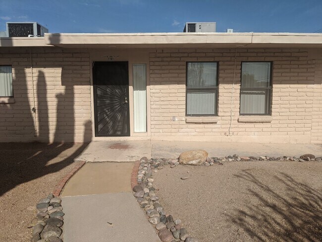 Building Photo - 2 Bedroom and 2 Bath Unit in a Five Plex