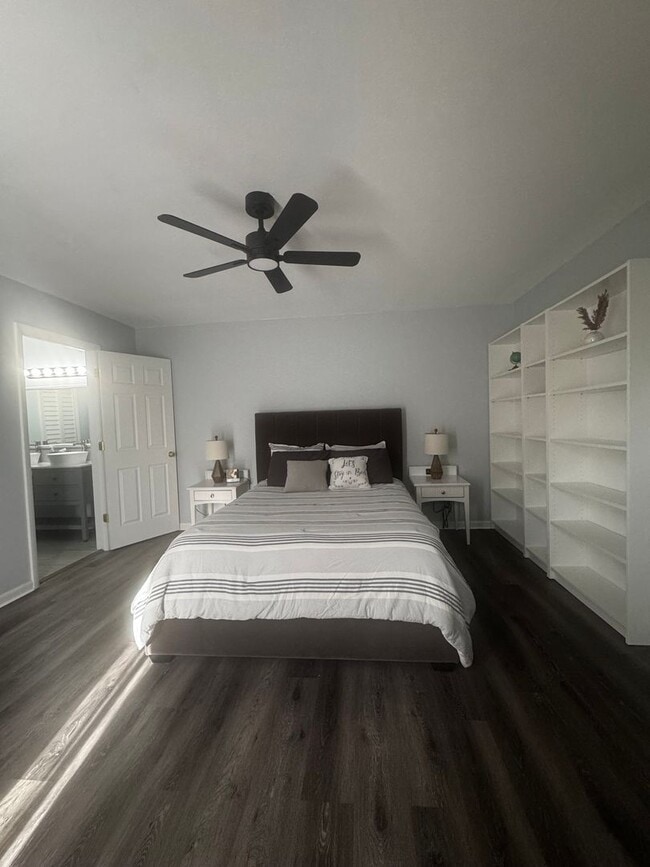 Building Photo - Spacious & Beautifully Updated Townhome in a Prime Location!