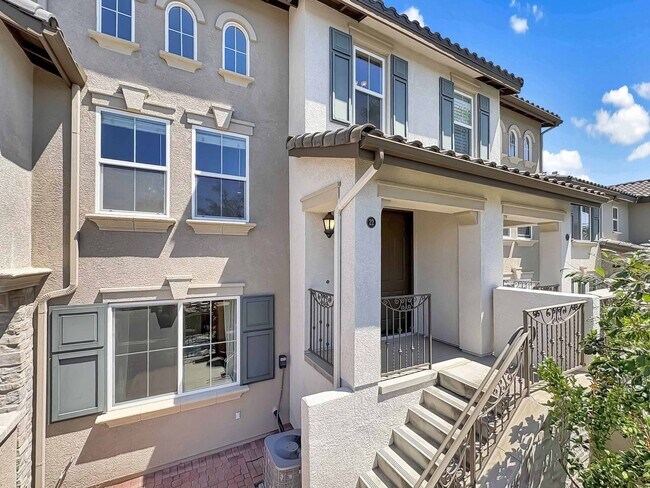 Building Photo - Spacious 2B/2.5BA Tri-Level Townhouse w/ 2...