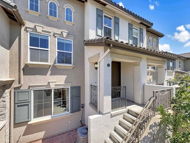 Primary Photo - Spacious 2B/2.5BA Tri-Level Townhouse w/ 2...