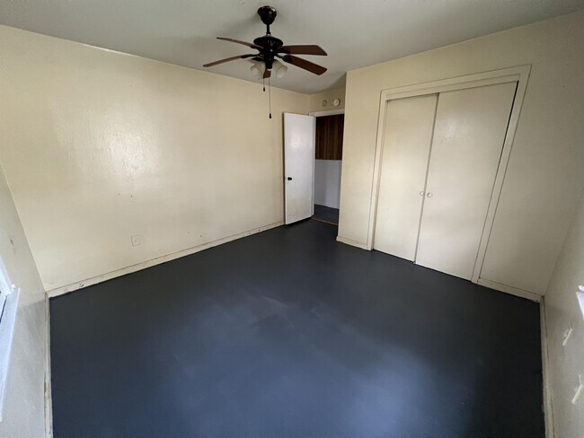 Building Photo - 398 Sunset Dr