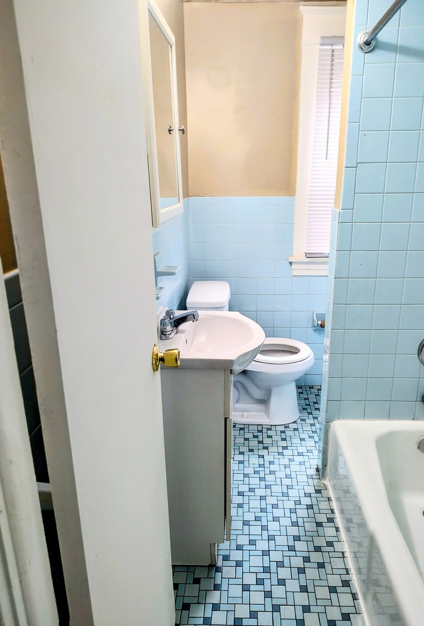 Bath with Tub/Shower - 1914 Manada St