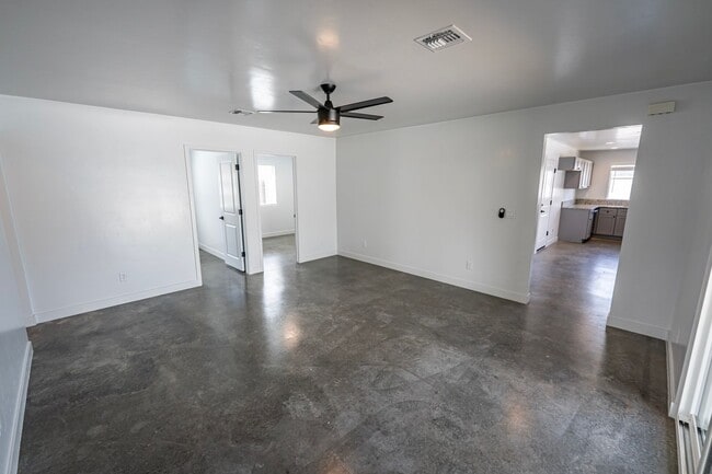 Building Photo - 4 Bedroom 2 Bathroom Home