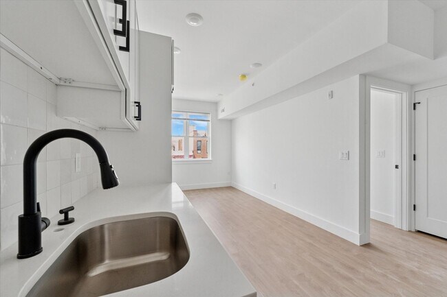 Interior Photo - 2520 N Front St