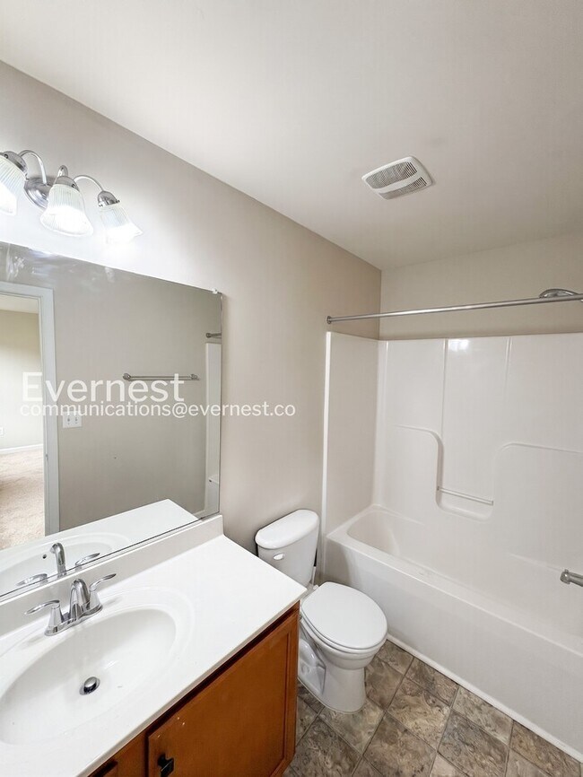 Building Photo - 4-Bed/ 4-Bath Town Home/Available Now!