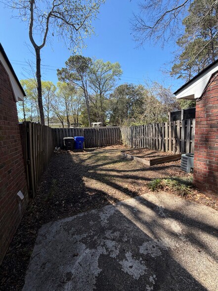 Building Photo - 1023 Hunters Trce