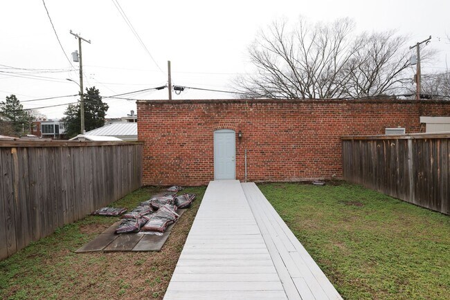 Building Photo - -- AVAILABLE 05/26/2026 -- MUSEUM DISTRICT CHARMER! 2 CAR GARAGE