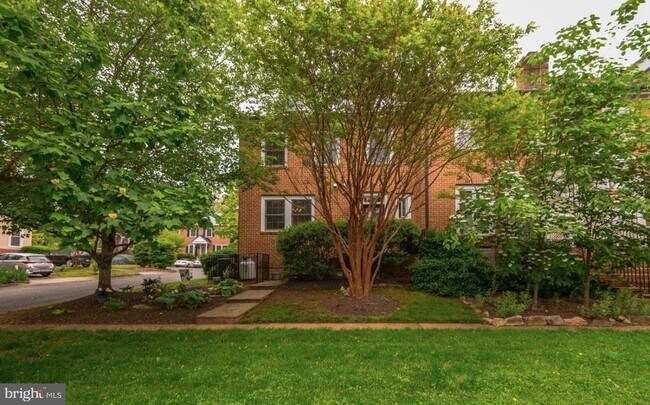 Building Photo - 5 Piedmont Dr