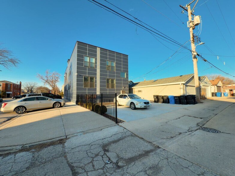 Building Photo - 7427 W Addison St