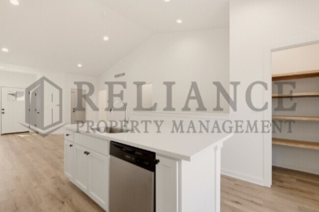 Building Photo - 5301 N Pinecrest Ct