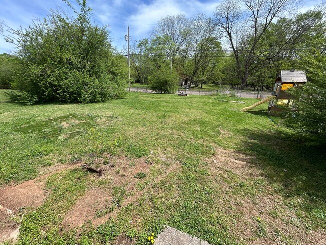 Building Photo - 3br 1.5 BA with fence