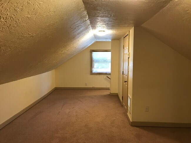 Building Photo - 2x2 with Loft! Walk to Harney Elementary! ...