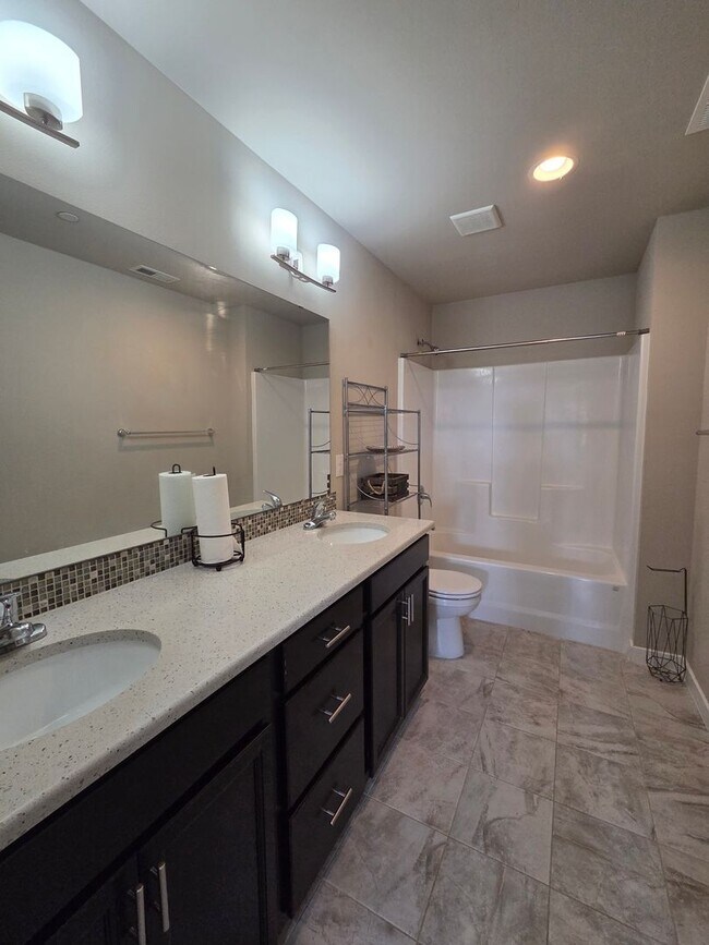 Building Photo - 2524 Jacaranda Ave