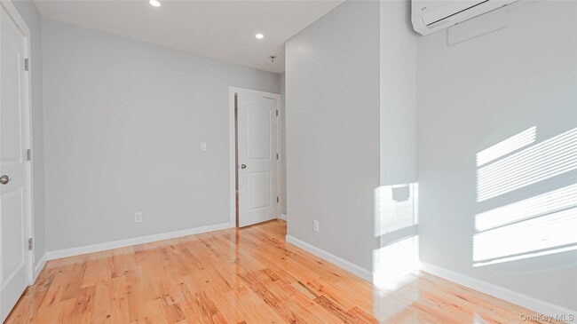 Building Photo - 436 E 5th St