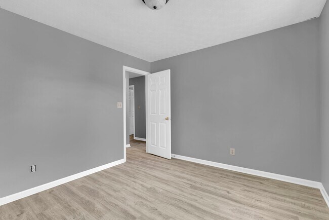 Building Photo - 833 Delray Dr