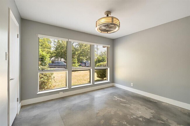 Building Photo - 2025 Monarch Dr