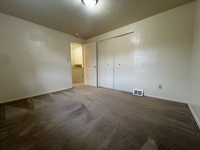 Building Photo - Magnificent 3 Bedroom Townhome with Garage...
