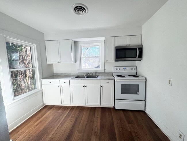 Building Photo - 508 Bank St