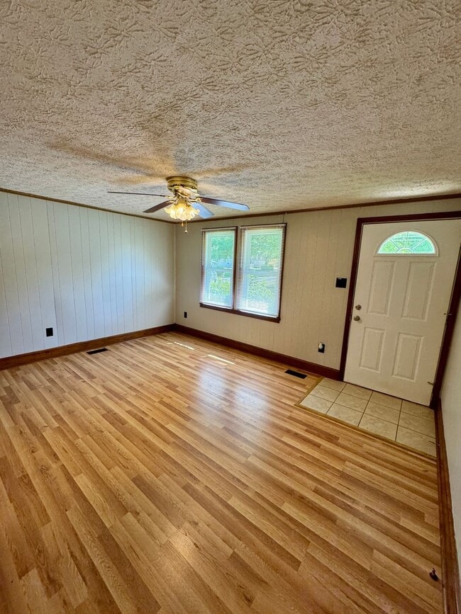 Building Photo - Move-in Ready!